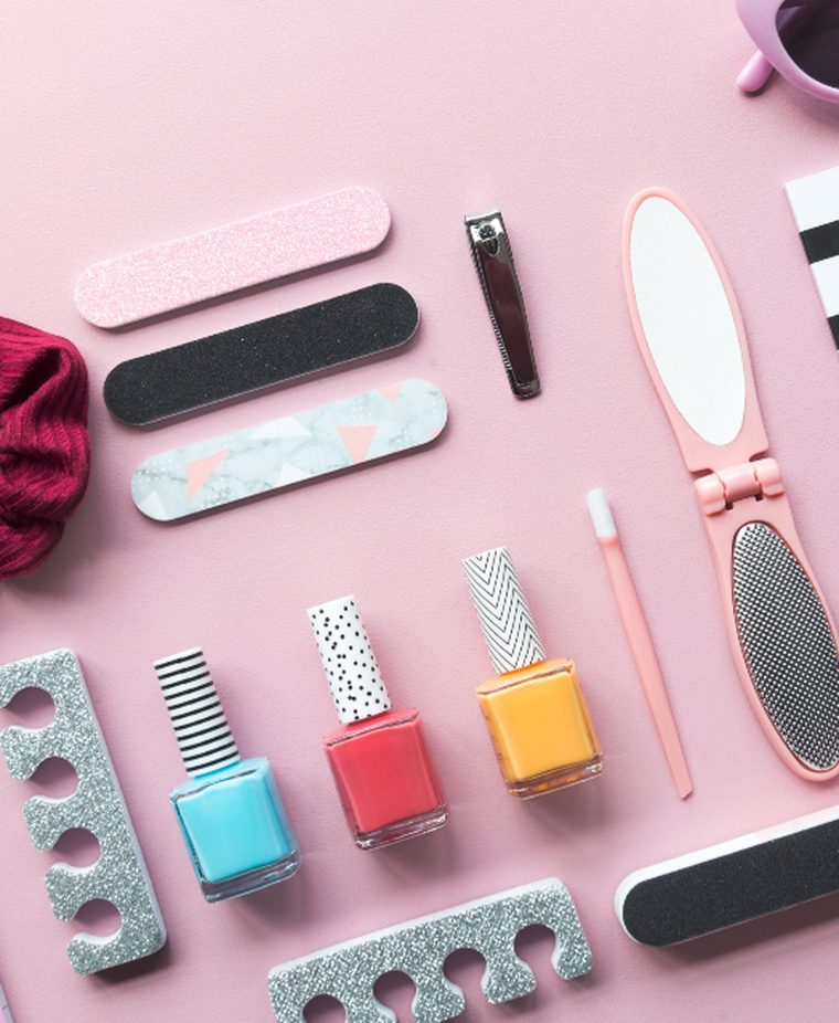 Nagelpflege- und Beauty-Utensilien in Rosa, von oben
