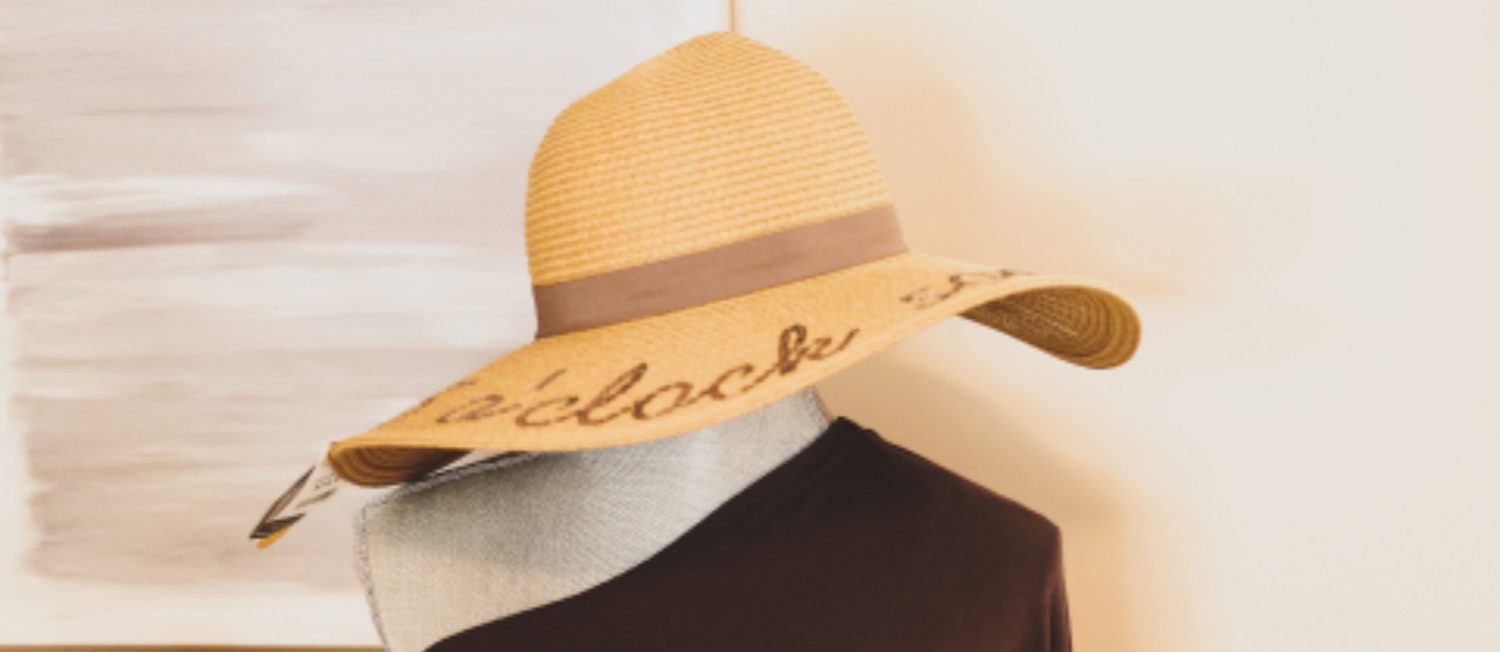 Sommerhut und Oberteil auf einer Schneiderbüste — Styling-Detail