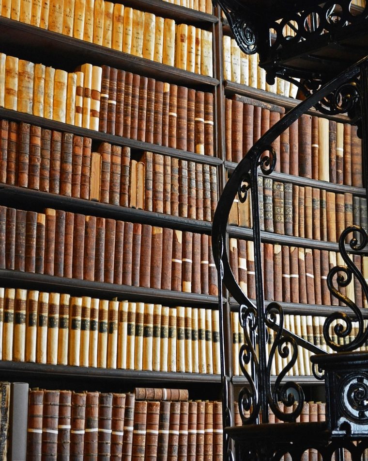 Historische Bibliothek mit Wendeltreppe aus schmiedeeisernem Geländer