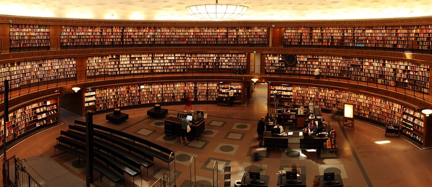 Runder Lesesaal mit hohen Bücherregalen und warmem Licht