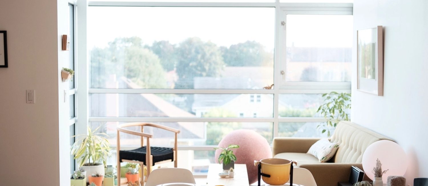 Gedeckter Tisch am Fenster in der guten Stube